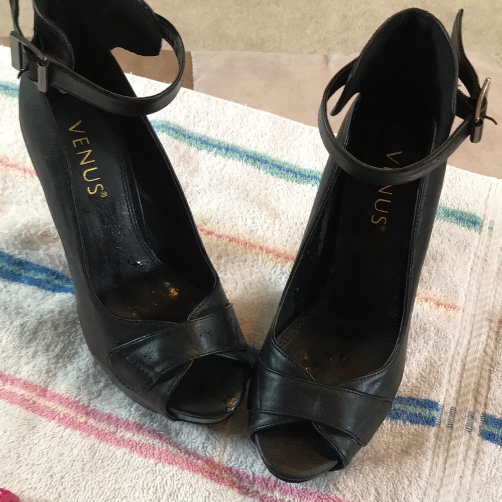 Venus size 6 black heels 5”